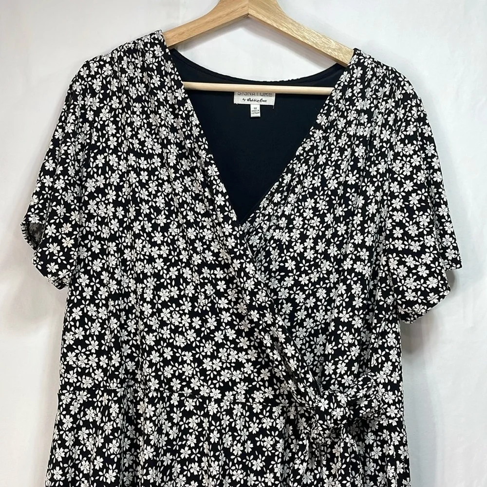 🧳 Signature by Robbie Bee black and white textural floral faux wrap dress - Picture 2 of 5